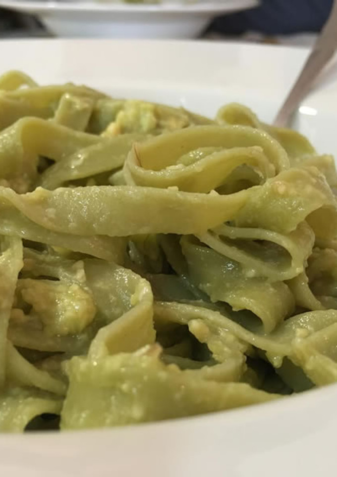 Una foto de Pasta con salsa aguacate
