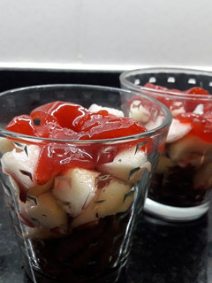 Una foto de Postre en vaso de peras al borgoña