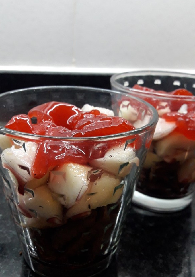 Una foto de Postre en vaso de peras al borgoña