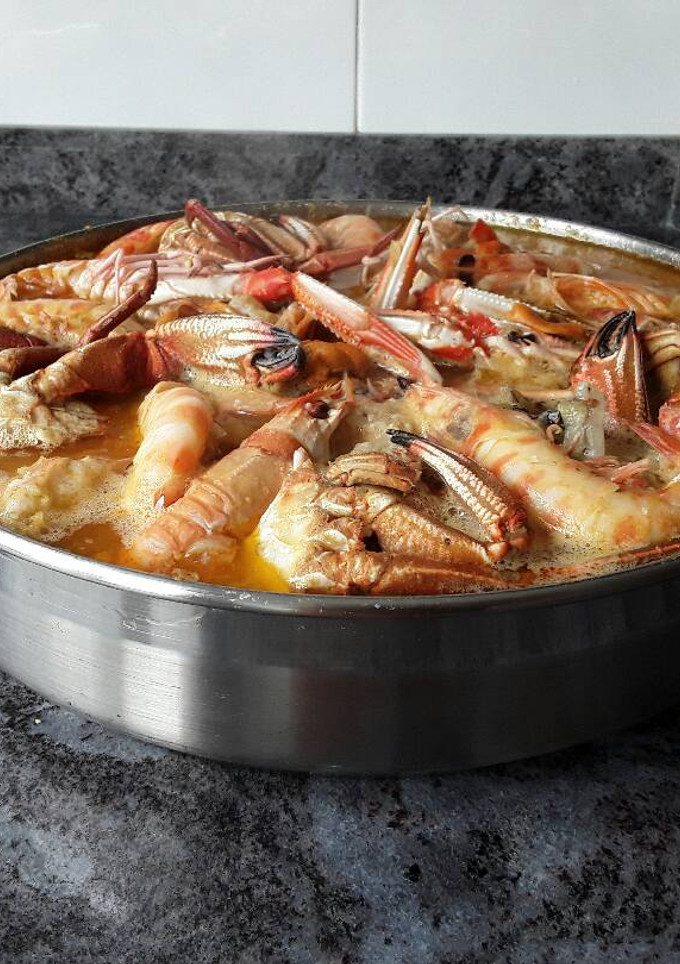 Una foto de Caldereta de pescado y marisco