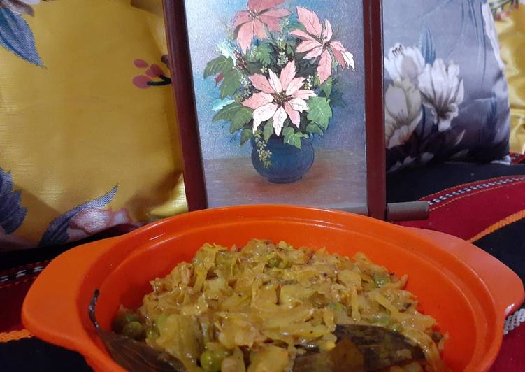 Cabbage stir fry Bandhakopir ghonto
