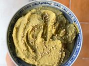 Una foto de hummus de guisantes