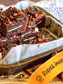 O poză a rețetei Brownie cu biscuiți Oreo, fulgi de ciocolată și fulgi de sare.