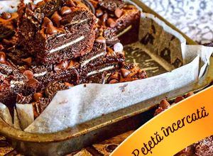O poză a rețetei Brownie cu biscuiți Oreo, fulgi de ciocolată și fulgi de sare.