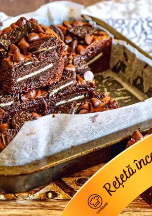O poză a rețetei Brownie cu biscuiți Oreo, fulgi de ciocolată și fulgi de sare.
