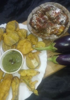 बेसन पकौड़ीया और बैगनी चाट (besan pakodiya aur begani chaat recipe in Hindi) रेसिपी मुख्य फोटो
