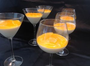 Una foto de Panacotta de Vainilla con Coulis de Mango