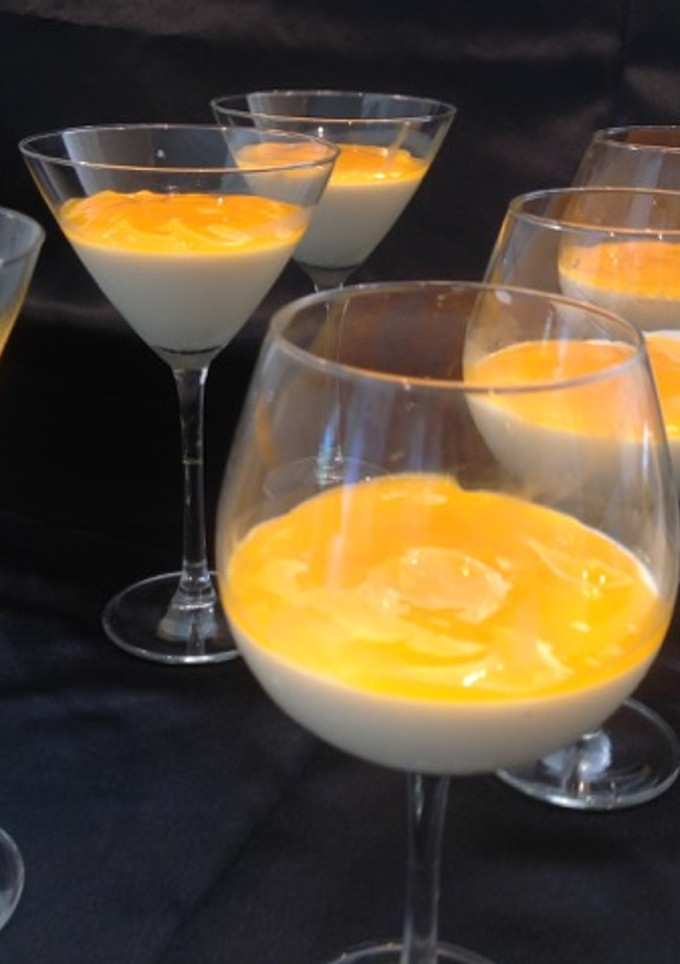 Una foto de Panacotta de Vainilla con Coulis de Mango