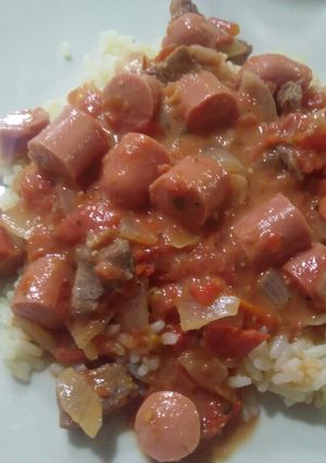 Una foto de Arroz con salsa de salchichas
