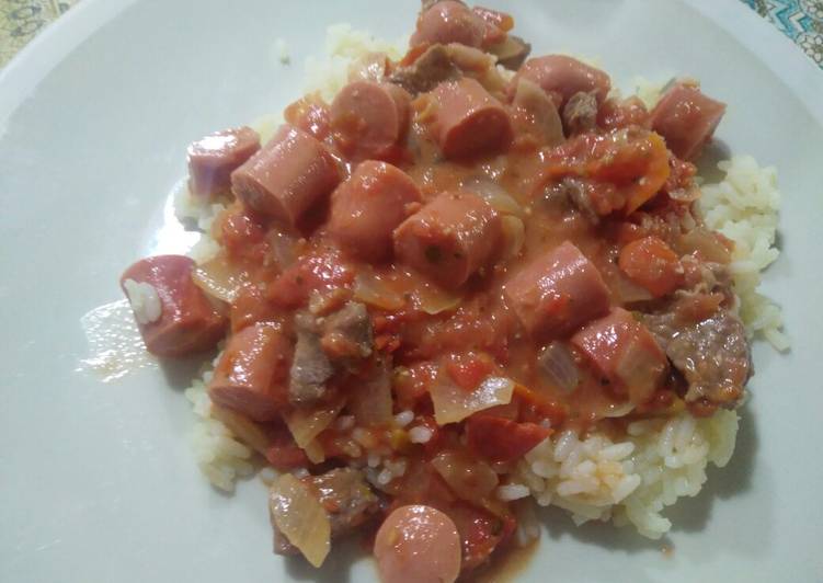 Arroz con salsa de salchichas