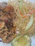 Muslos al ajillo con pasta y vegetales 🍗🥗