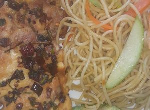 Una foto de Muslos al ajillo con pasta y vegetales 🍗🥗