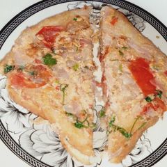 A picture of Only one egg 🥚 and bread 🍞 omelette toast/sandwich 🥪.