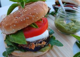 Hamburguesa vegetariana a la "parmigiana"