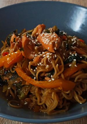 Une photo de Noodles au saumon frais, légumes sautés et sa marinade