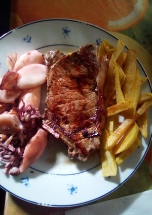 Una foto de Entrecot con calamares y papas