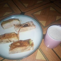 A picture of Chips et beef roll.