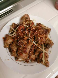 Hình của món Sườn non chiên sả ớt.
