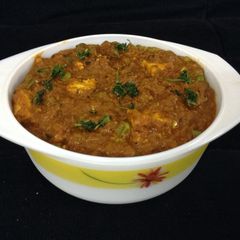 A picture of Mutter paneer/green peas cottage cheese curry.