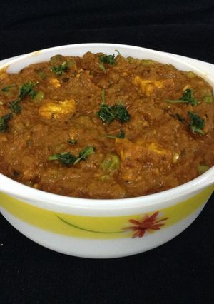 A picture of Mutter paneer/green peas cottage cheese curry.
