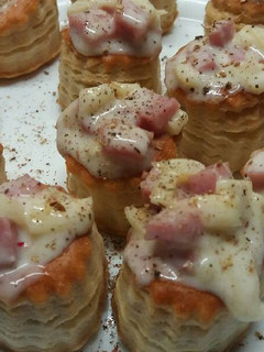 Una foto de Volovanes de jamón y queso