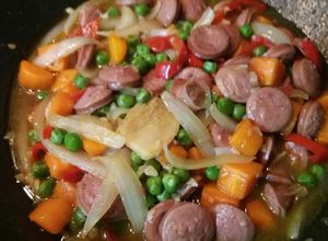 Foto resep Tumis Sosis, Kacang Polong dan Wortel