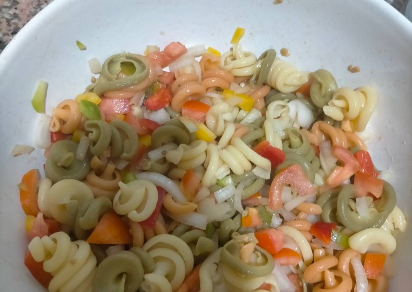Ensalada de pasta con tortteles de vegetales