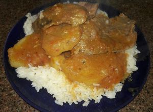 Una foto de Carne a la olla con papas!