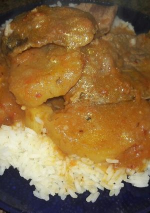 Una foto de Carne a la olla con papas!