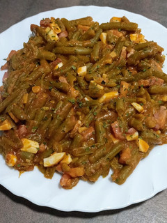 Una foto de Judías verdes con tomate y huevo