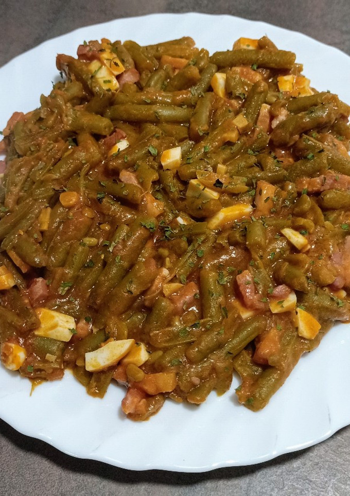 Una foto de Judías verdes con tomate y huevo