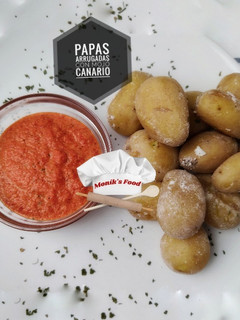 Una foto de Papas arrugadas con Mojo Canario