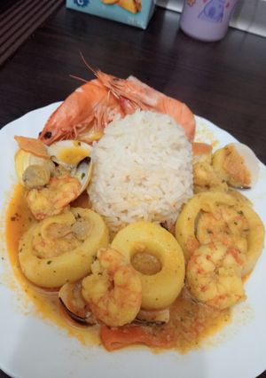 Una foto de Zarzuela de Marisco con Arroz Blanco