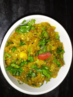 लजीज बैंगन भरता (Laziz baingan bharta recipe in hindi) रेसिपी मुख्य फोटो