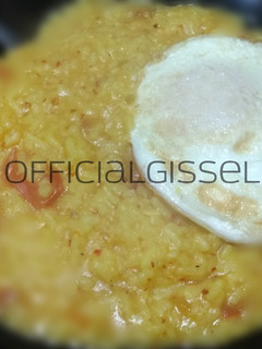 Una foto de Arroz especiado con tomate & huevo a la sartén