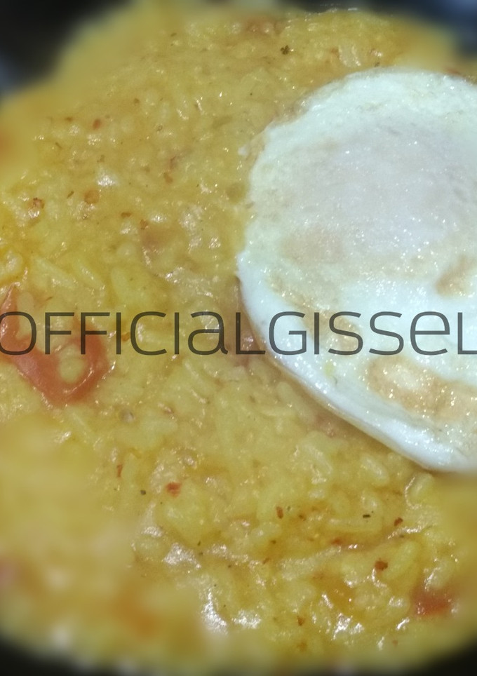 Una foto de Arroz especiado con tomate & huevo a la sartén