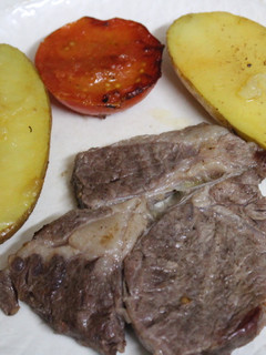 Una foto de Entrecot con patatas y tomate