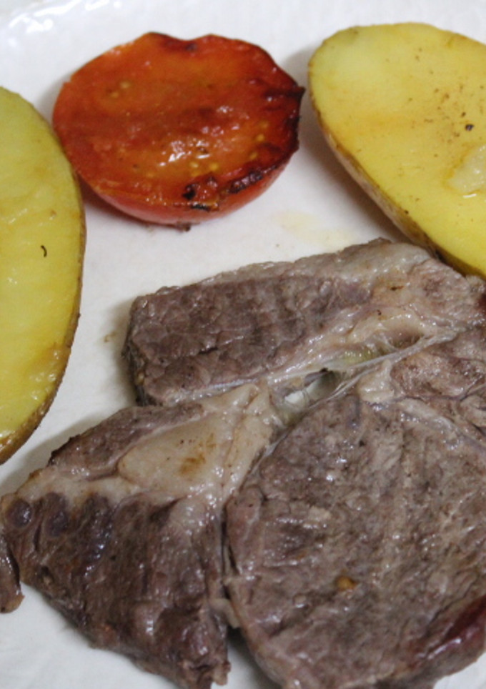 Una foto de Entrecot con patatas y tomate