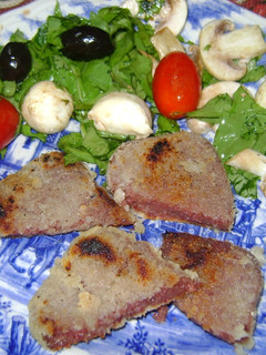 Una foto de Milanesas de Viandada - Corned Beef con ensalada y boconccinos