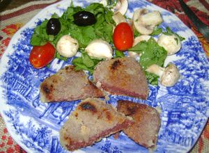 Foto principal de Milanesas de Viandada - Corned Beef  con ensalada y boconccinos