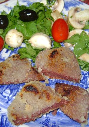 Una foto de Milanesas de Viandada - Corned Beef con ensalada y boconccinos