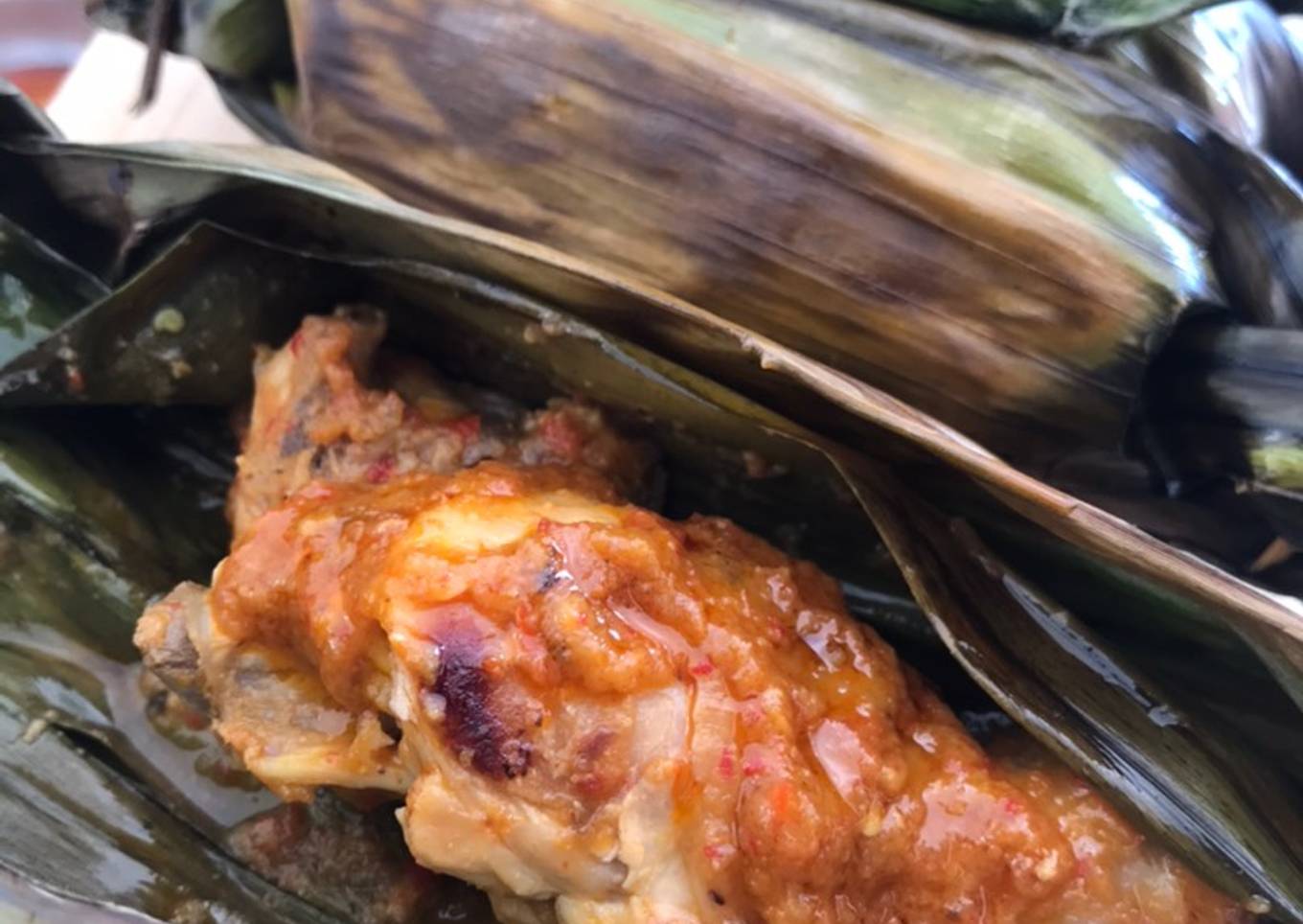 Ayam goreng dengan bumbu merah muda