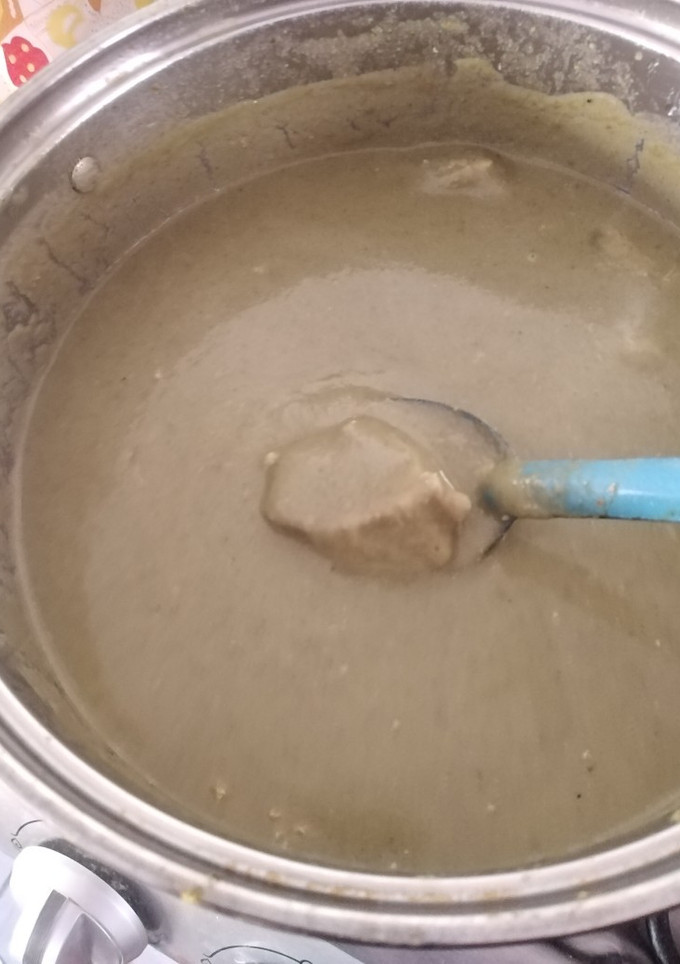 Una foto de Mole verde con carne de cerdo