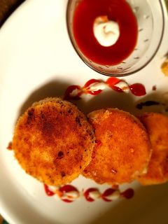 चीज कटलेट (cheese cutlet recipe in marathi) रेसिपी चे मुख्य फोटो 