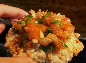 Hình của món Xôi chiên với xốt tôm cay.