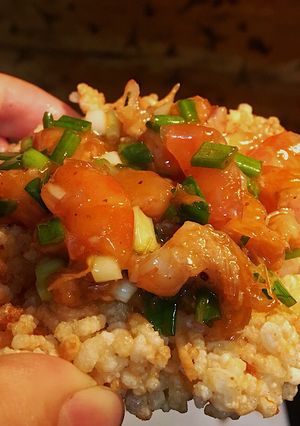 Hình của món Xôi chiên với xốt tôm cay.