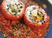 Une photo de tomates et oeufs