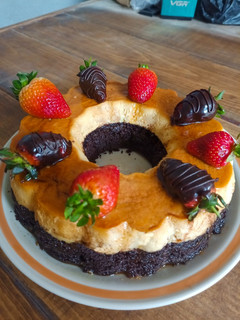 Una foto de Chocoflan🍫 con fresa 🍓(pastel imposible)