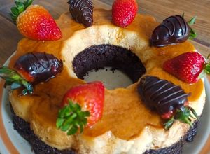 Una foto de Chocoflan🍫 con fresa 🍓(pastel imposible)