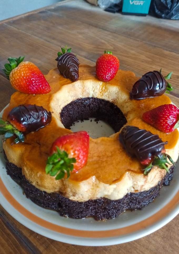 Una foto de Chocoflan🍫 con fresa 🍓(pastel imposible)